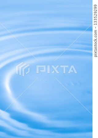 水面上美麗的漣漪 水面上美麗的漣漪 133529299
