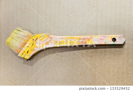 特寫鏡頭:擺放著各種美術工具,包括用過的畫筆 26 特寫鏡頭:擺放著各種美術工具,包括用過的畫筆 26 133529432