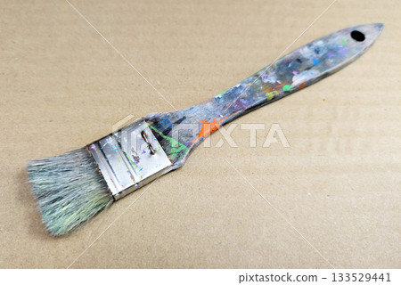 特寫鏡頭：擺放著各種美術工具，包括幾支用過的畫筆 35 133529441