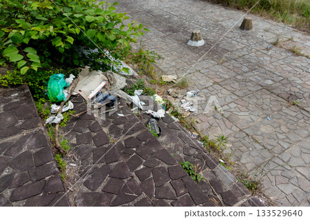 非法傾倒垃圾。 非法傾倒垃圾。 133529640