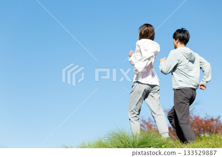 A middle-aged couple running outdoors 133529887