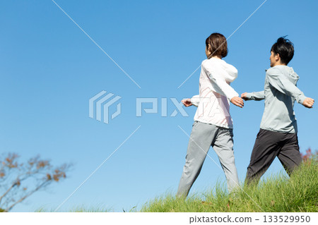 A middle-aged couple walking outdoors 133529950