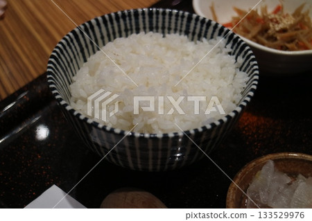 日式蓋飯配小菜 日式蓋飯配小菜 133529976