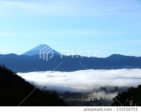 山巒與雲海,漂浮在雲海之中 山巒與雲海,漂浮在雲海之中 133530733