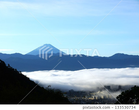山巒漂浮在雲海之中 山巒漂浮在雲海之中 133530734