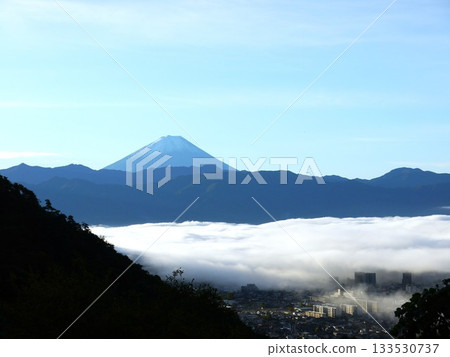 從山頂望去，雲海碧空盡收眼底。 133530737