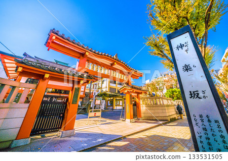 日本東京的城市景觀:傳統與現代交融的城市…充滿氛圍的城市。清晨的神樂坂,瀰漫著濃鬱的氣息。遠眺毘沙門天及其他寺廟。 日本東京的城市景觀:傳統與現代交融的城市…充滿氛圍的城市。清晨的神樂坂,瀰漫著濃鬱的氣息。遠眺毘沙門天及其他寺廟。 133531505