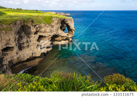 Okinomanzamo: Gradually stratified sea water and cliffs with azure blue color during sunny weather in summer 133531675