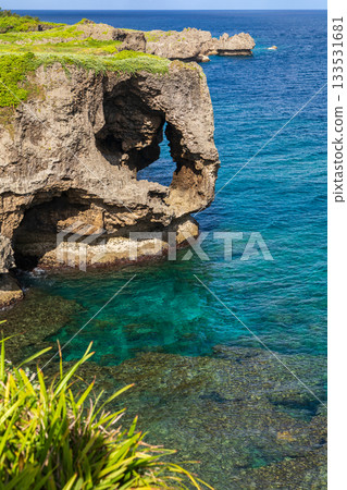 Okinomanzamo: Gradually stratified sea water and cliffs with azure blue color during sunny weather in summer 133531681