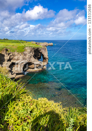 Okinomanzamo: Gradually stratified sea water and cliffs with azure blue color during sunny weather in summer 133531686