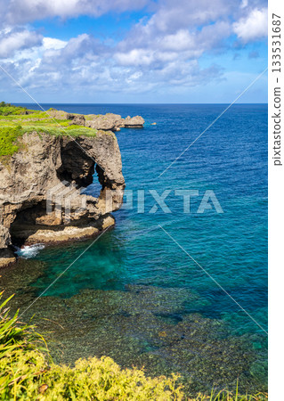 Okinomanzamo: Gradually stratified sea water and cliffs with azure blue color during sunny weather in summer 133531687