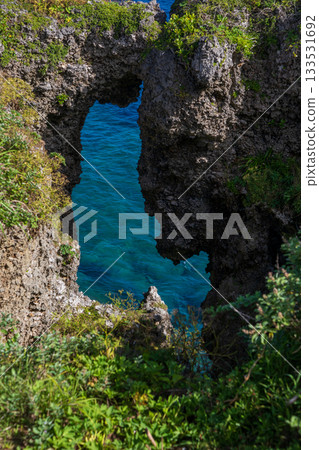 沖之萬座泥:夏季晴朗天氣下,海水逐漸分層,懸崖呈現蔚藍色。 沖之萬座泥:夏季晴朗天氣下,海水逐漸分層,懸崖呈現蔚藍色。 133531692