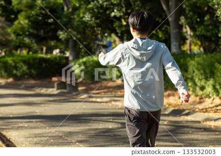 中年男子在戶外散步 133532003