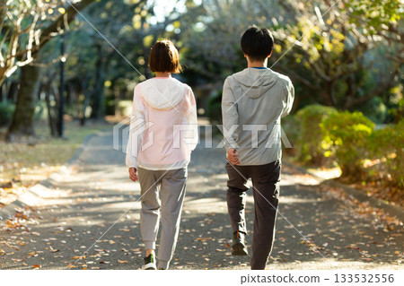 一對中年夫婦在戶外散步 一對中年夫婦在戶外散步 133532556