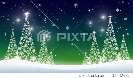 夜晚美極了，杉樹在綠藍漸變的光芒中閃耀，雪花飄落。 133532632