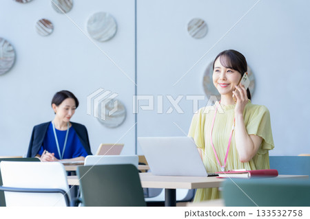 在辦公室工作的職業婦女。拍攝合作:Sky Perfect 東京媒體中心 在辦公室工作的職業婦女。拍攝合作:Sky Perfect 東京媒體中心 133532758