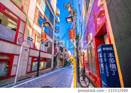 日本東京的城市景觀:傳統與現代交融的城市…一座充滿情感的小鎮。清晨的神樂坂,俯瞰本多橫丁及週邊地區。 日本東京的城市景觀:傳統與現代交融的城市…一座充滿情感的小鎮。清晨的神樂坂,俯瞰本多橫丁及週邊地區。 133532990