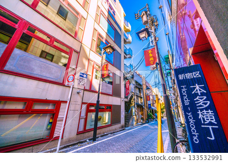 日本東京的城市景觀：傳統與現代交融的城市…一座充滿情感的小鎮。清晨的神樂坂，俯瞰本多橫丁及週邊地區。 133532991