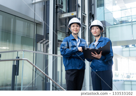 Female building maintenance engineer. Filming cooperation: Sky Perfect Tokyo Media Center. 133533102