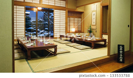 Image of a private room with tatami floor for a year-end party at a Japanese restaurant 133533788
