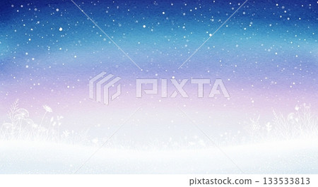 美麗的冬季背景，地面上覆蓋著白雪，色彩過渡柔和。 133533813