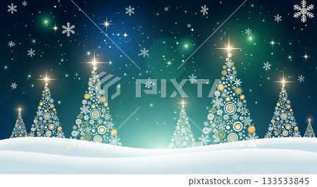 雪花紛飛的夜空下,閃閃發光的聖誕樹與北極光交相輝映。 雪花紛飛的夜空下,閃閃發光的聖誕樹與北極光交相輝映。 133533845