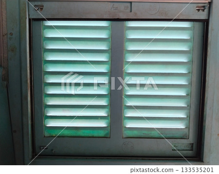 venetian blinds on  train 133535201