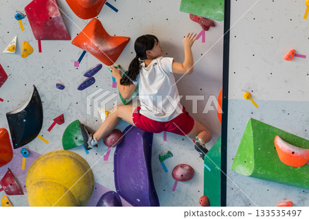 一個女孩試圖攀爬 133535497