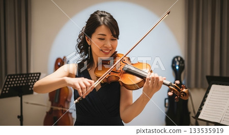 一個女人拉小提琴 133535919