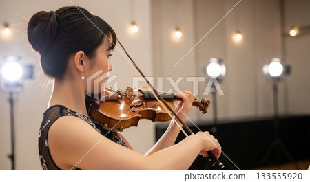 一個女人拉小提琴 133535920