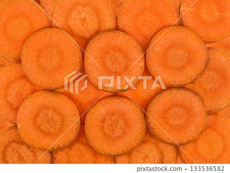 Sliced carrot discs 133536582