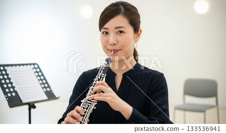 女人吹雙簧管 133536941