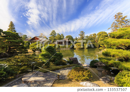 映照著秋葉的日本庭園（京都桂浦裡久） 133537507