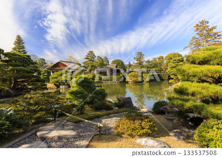 映照著秋葉的日本庭園（京都桂浦裡久） 133537508