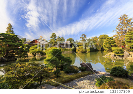 Japanese garden that shines in autumn leaves (Kyoto Katsura Imperial Villa) 133537509