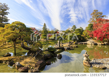 映照著秋葉的日本庭園（京都桂浦裡久） 133537717