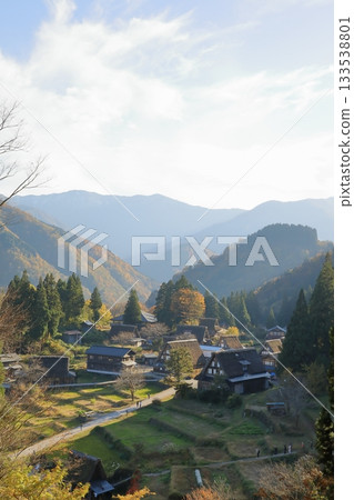 Autumn foliage at Ainokura Gassho-style Village in Gokayama (Nanto City, Toyama Prefecture) 133538801