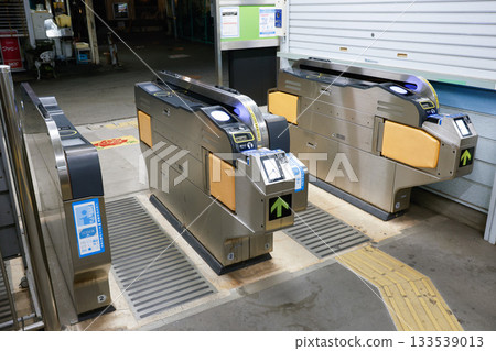 附二維碼閱讀器的檢票閘機 133539013
