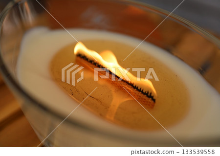 搖曳的木質蠟燭火焰和柔和的光線 133539558