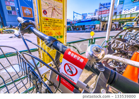 日本東京城市景觀，包括高田馬場站和張貼移除通知的廢棄自行車（11月21日） 133539800
