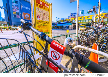 日本東京城市景觀，包括高田馬場站和張貼移除通知的廢棄自行車（11月21日） 133539803