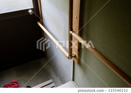 房屋後門安裝的扶手。一項安全措施。 133540152