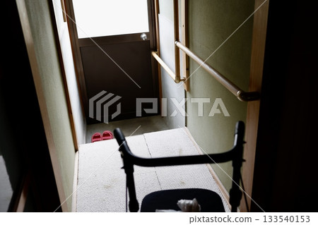 房屋後門安裝的扶手。一項安全措施。 133540153