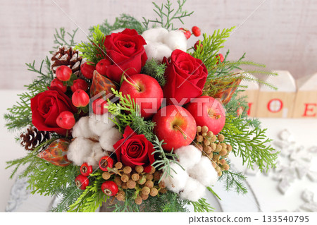 聖誕節插花:蘋果、紅玫瑰、棉花等。 聖誕節插花:蘋果、紅玫瑰、棉花等。 133540795