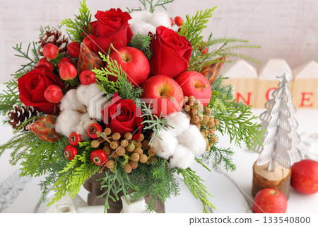 聖誕節插花:蘋果、紅玫瑰、棉花等。 聖誕節插花:蘋果、紅玫瑰、棉花等。 133540800