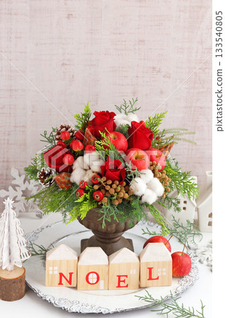 聖誕節插花:蘋果、紅玫瑰、棉花等。 聖誕節插花:蘋果、紅玫瑰、棉花等。 133540805