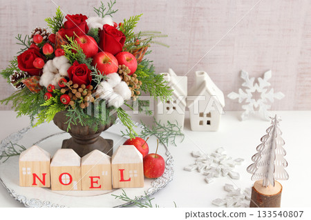 Christmas flower arrangement: apples, red roses, cotton, etc. 133540807