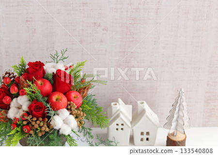 聖誕節插花:蘋果、紅玫瑰、棉花等。 聖誕節插花:蘋果、紅玫瑰、棉花等。 133540808