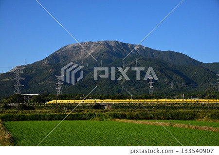 黃博士奔跑著,背景是伊吹山。 黃博士奔跑著,背景是伊吹山。 133540907