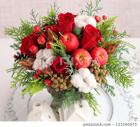 聖誕節插花：蘋果、紅玫瑰、棉花等。 133540970